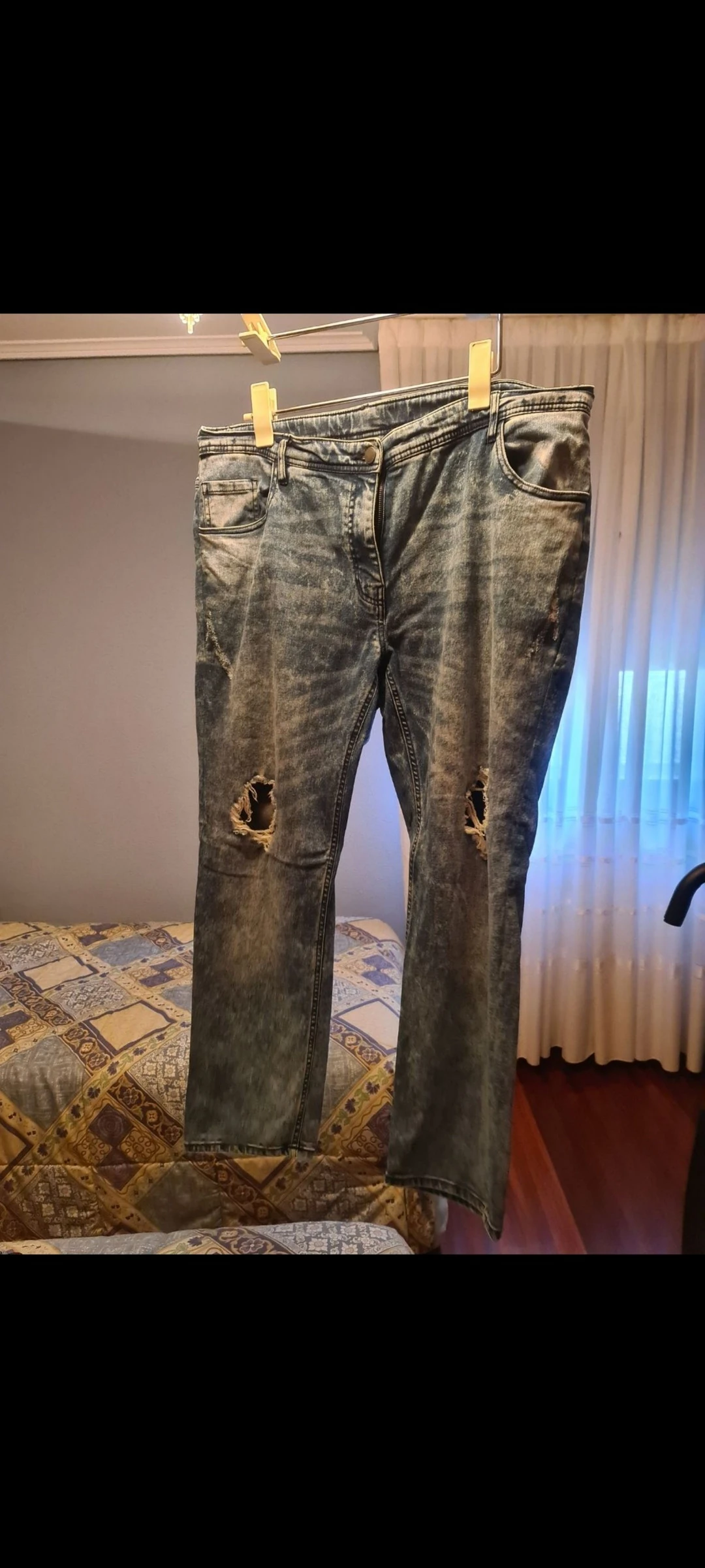 Pantalon vaquero desgastado